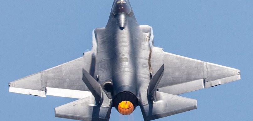 Szef MON: ok. godz. 18 pierwsze trzy samoloty F-35 dotrą do bazy w Łasku