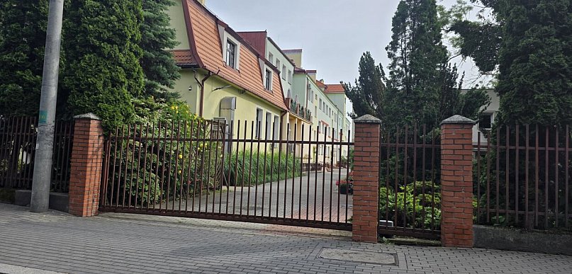 Prywatny biznes kierowniczki na terenie miejskiego DPS-u. Była dyrektor obnaża tłu