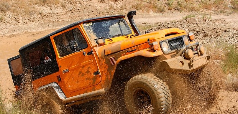 Sklep offroad – jak przygotować samochód terenowy do wypraw? Poradnik dla miłośnik