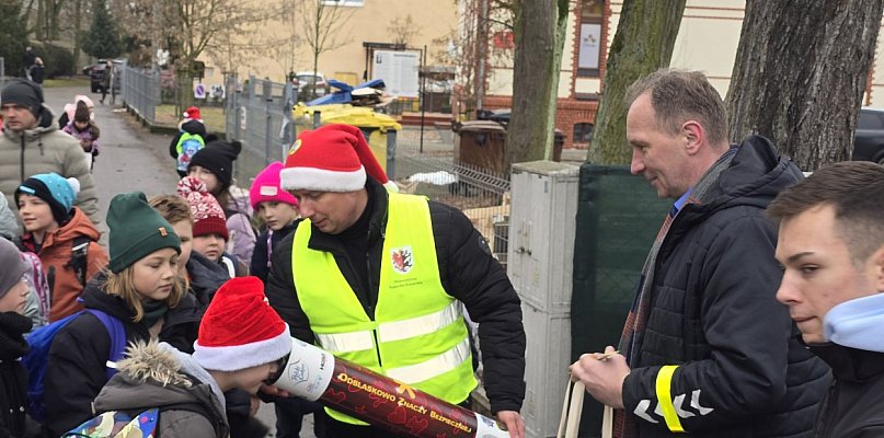 Odblaskowy Mikołaj: Policja promuje bezpieczeństwo w Brodnicy i Grudziądzu - 99342