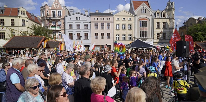 „Sikanie na k*rwy” na miejskiej scenie? Grudziądzanie oburzeni wyborem gwiazdy