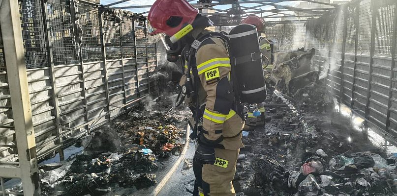 Pożar wiaty śmietnikowej przy ul. Tczewskiej. Ogień uszkodził trzy samochody