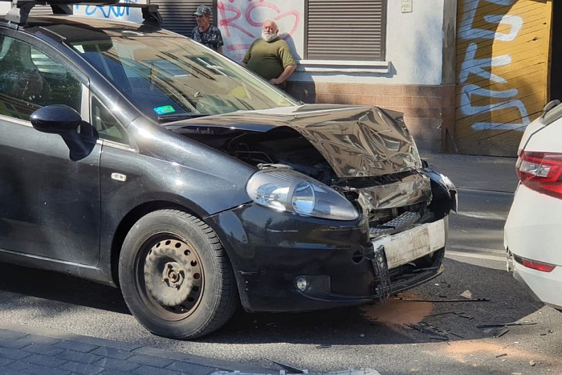 Karambol na Kalinkowej. Zderzenie trzech aut, jedna osoba trafiła do szpitala