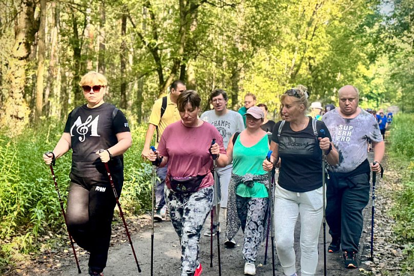 Integracyjny Marsz z Kijkami w Rudniku. Wspólny krok ku zdrowiu i integracji