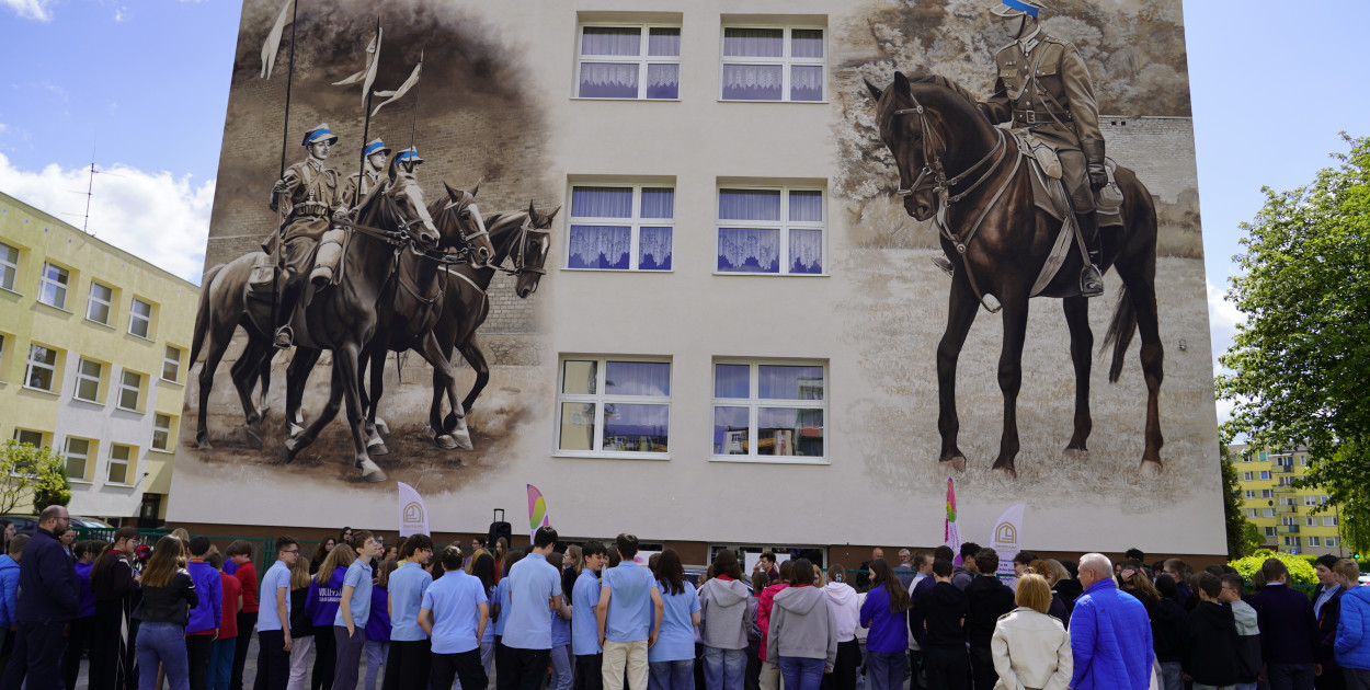 Grudziądz: "Ułańskie Murale na Dwudziestce" uroczyście odsłonięte w SP nr 20