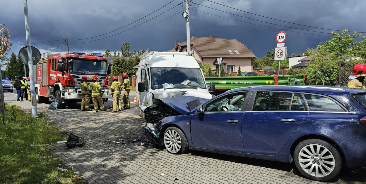 Grudziądz: Zderzenie na Waryńskiego: Jedna osoba w szpitalu, ruch wahadłowy