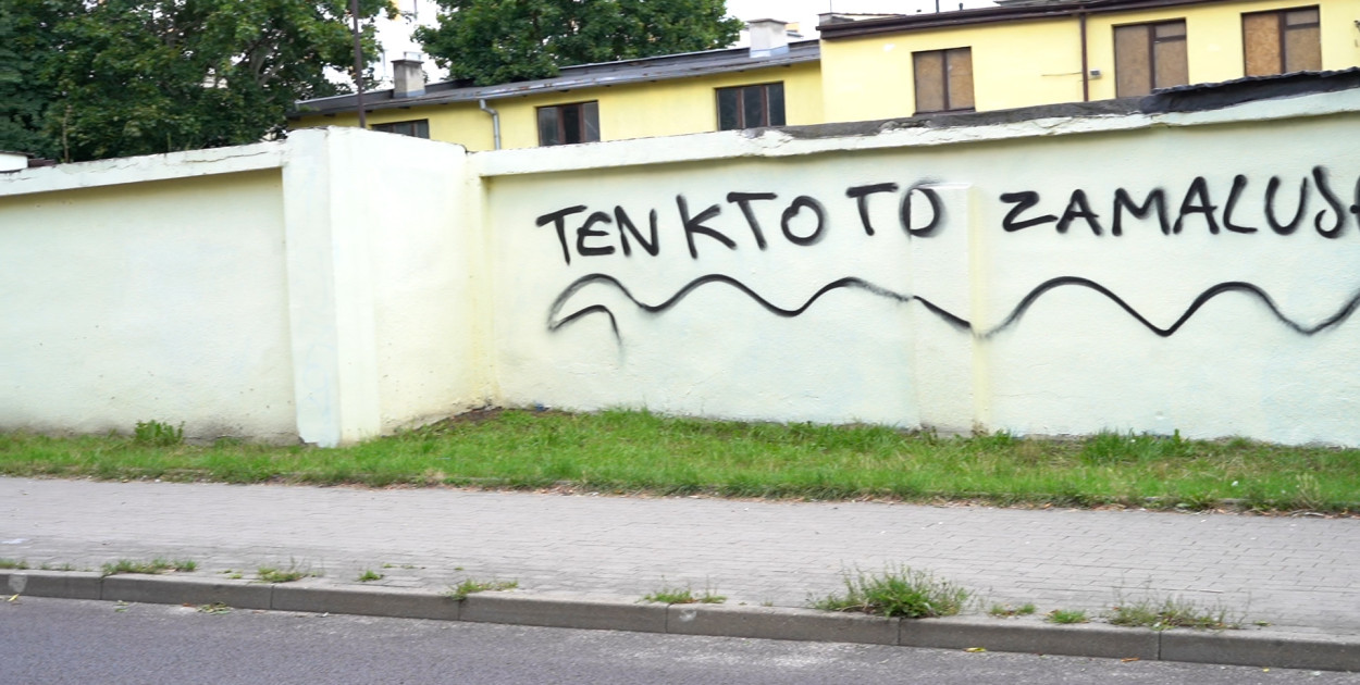 Wulgarna odpowiedź na akcję miasta. Graffiti wróciło w niespełna 24 godziny
