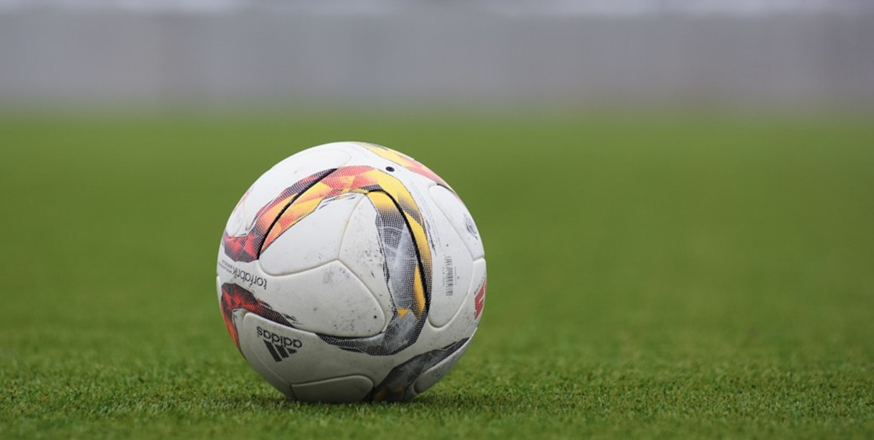 Zarobki piłkarzy w Ekstraklasie – ile naprawdę trafia na ich konta?