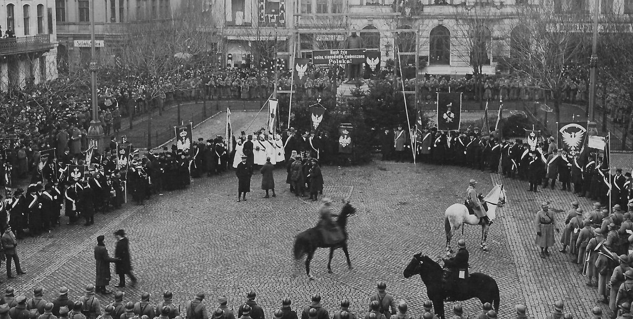 Uroczyste powitanie Wojska Polskiego na Rynku w Grudziądzu, 23 stycznia 1920 r. (Muzeum im. ks. dr W. Łęgi w Grudziądzu).