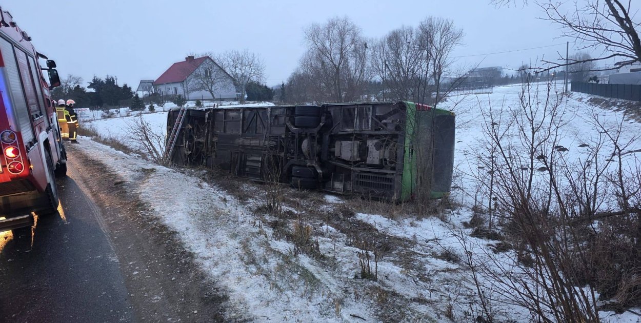 Szynych: Autobus wypadł z drogi i przewrócił się na bok. Służby w akcji
