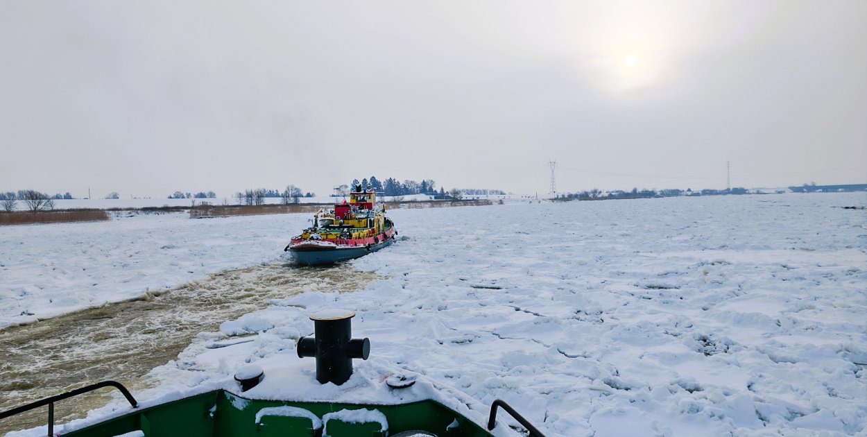 Akcja lodołamania na Wiśle trwa. Flota Wód Polskich w pełnej gotowości