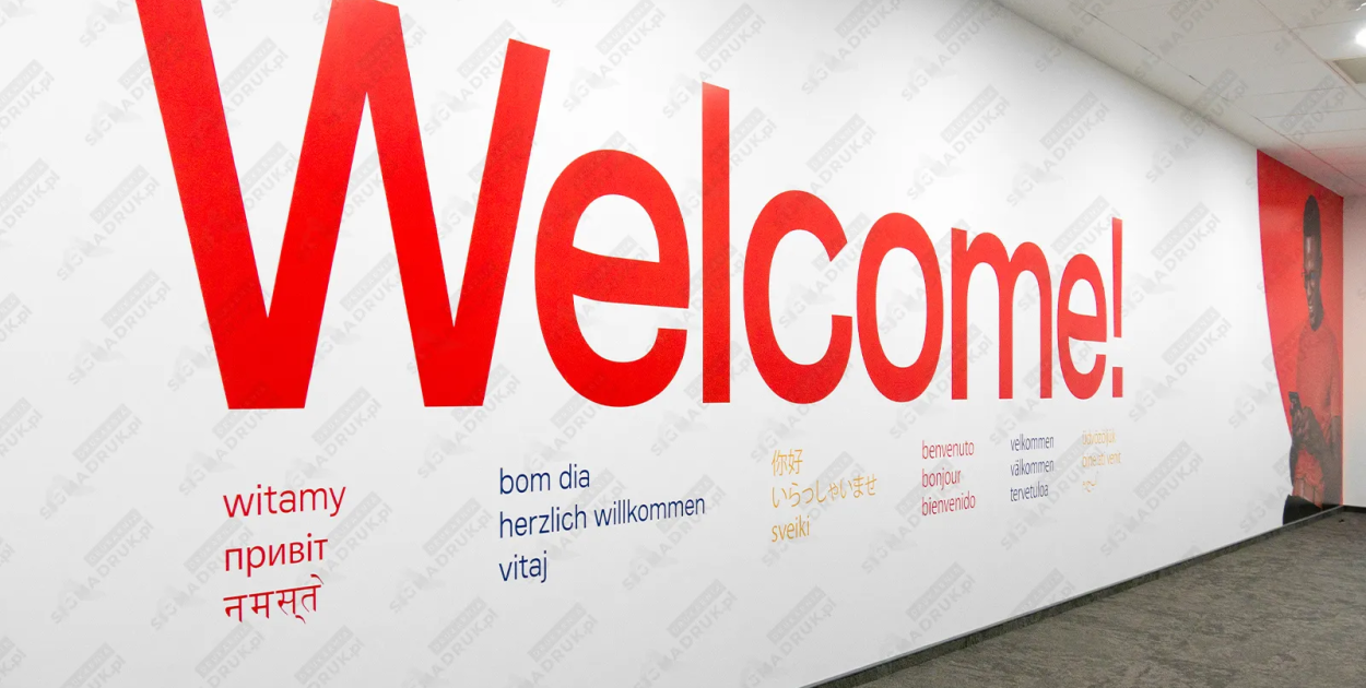 Ściany i okna jako nośniki marki – jak wykorzystać przestrzeń lokalu w marketingu