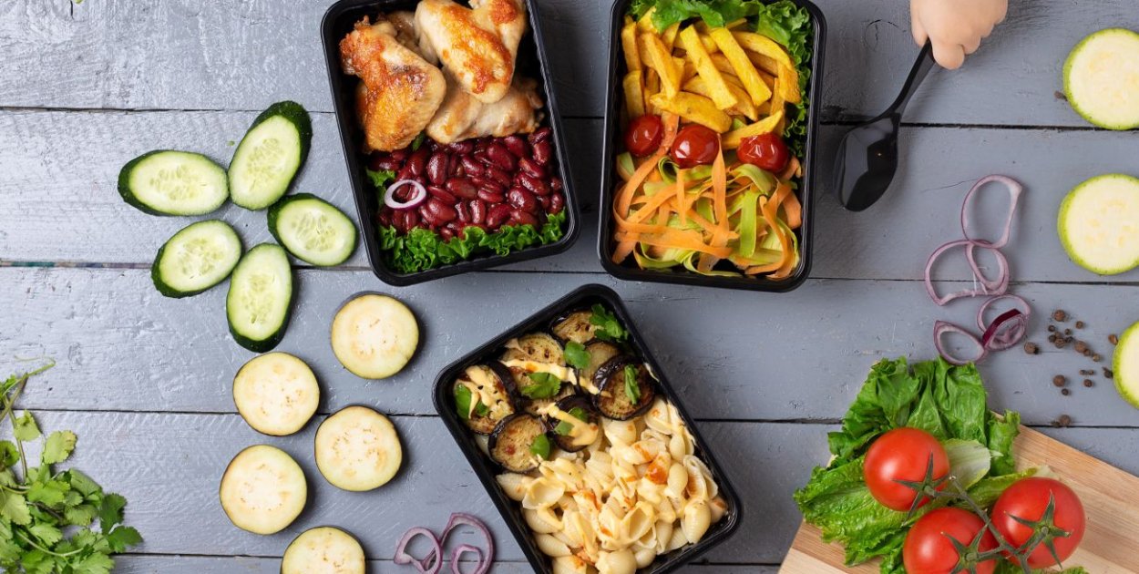 Catering dietetyczny czy gotowanie w domu? Sprawdź, która opcja jest lepsza dla Ci