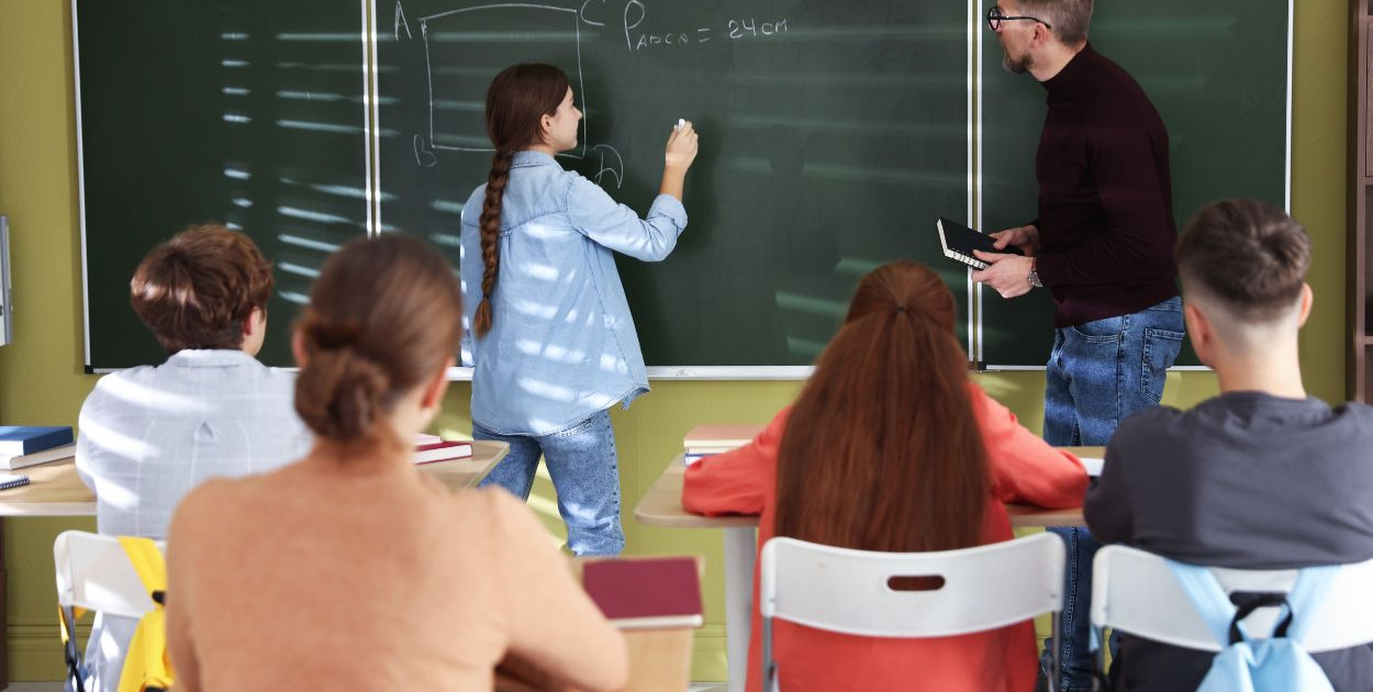 Nowacka: MEN nie planuje centralnie ustalać tego, jak uczniowie mają wyglądać i ja