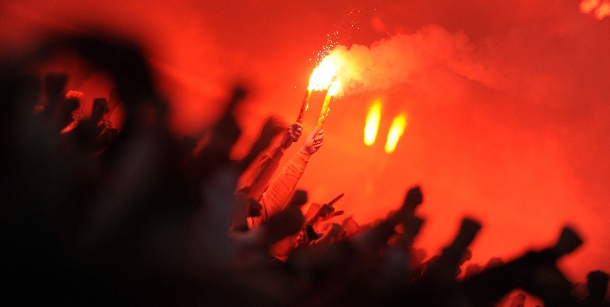 Czy zakaz pirotechniki na stadionach powinien zostać zniesiony? Nieudolność służb
