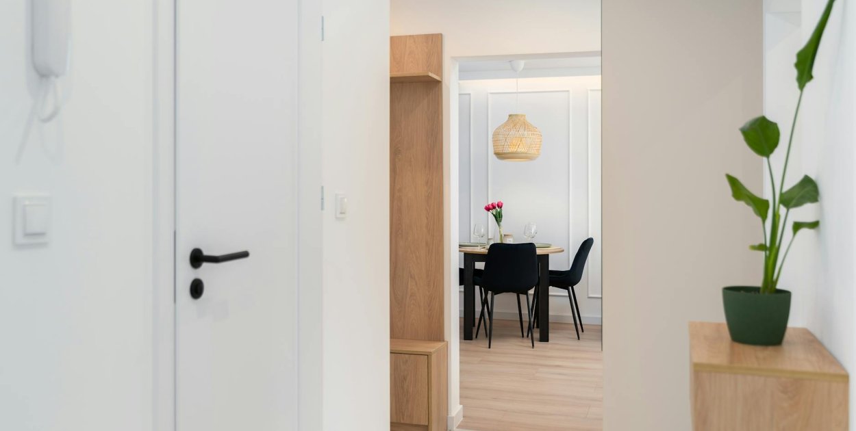 Najważniejsze etapy wykończenia domu i zagospodarowania przestrzeni wokół niego: o