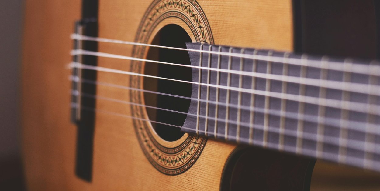 Jak opanować szanty chwyty i zacząć grać żeglarskie piosenki z prawdziwą swobodą?