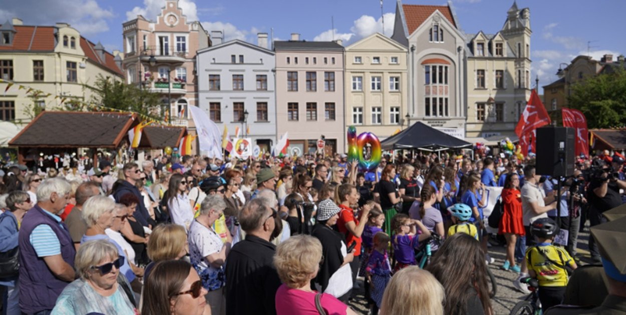 „Sikanie na k*rwy” na miejskiej scenie? Grudziądzanie oburzeni wyborem gwiazdy